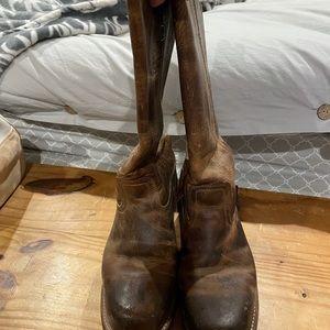 Cute size 10 Frye boots